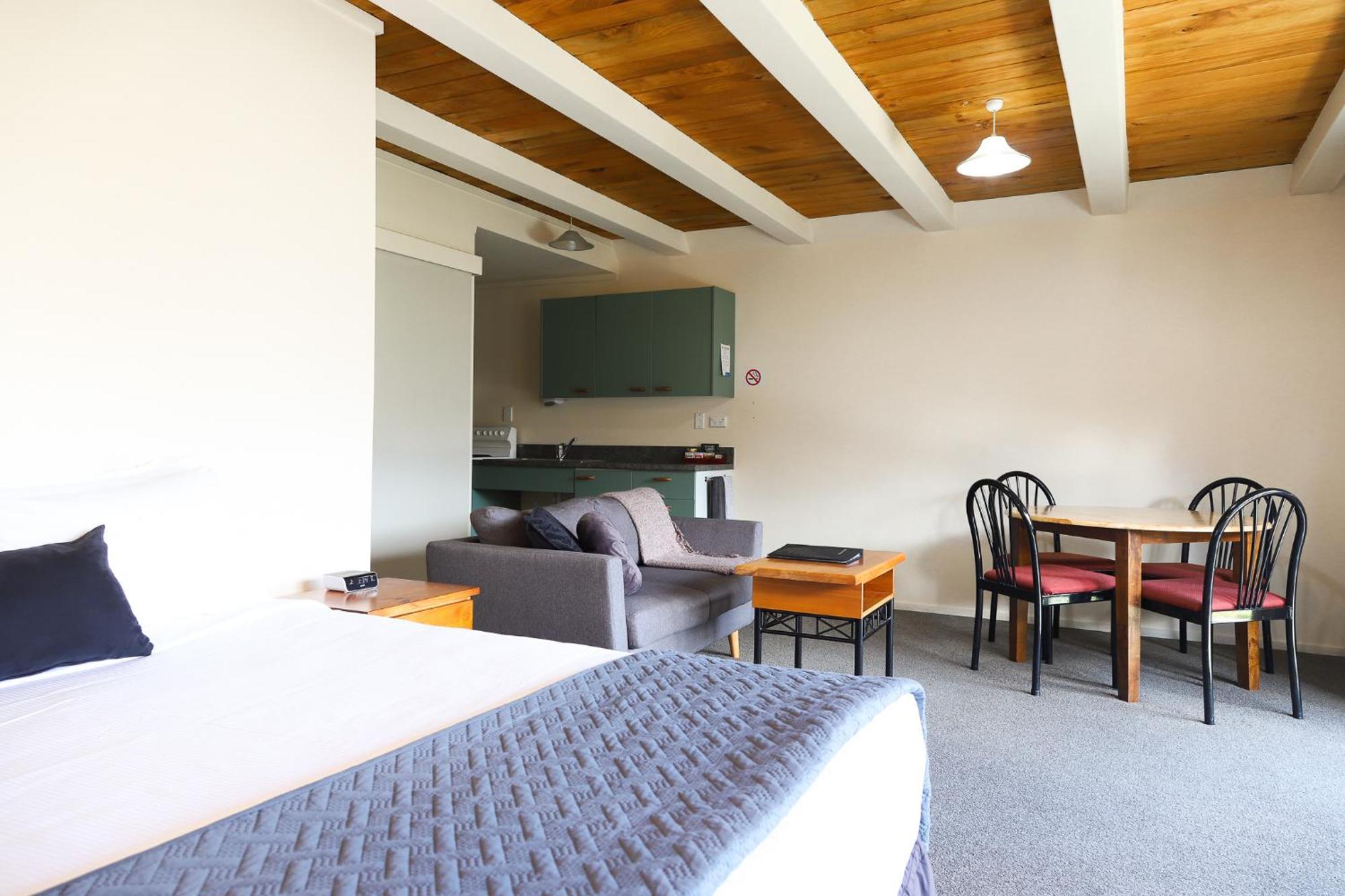Ride Base Wanaka Apartments Екстериор снимка